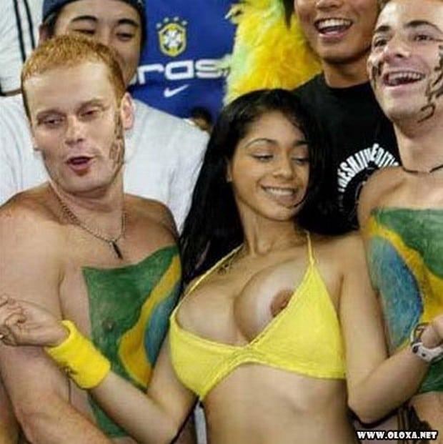 gostosa se empolga e deixa seio a mostra na torcida brasileira (10)