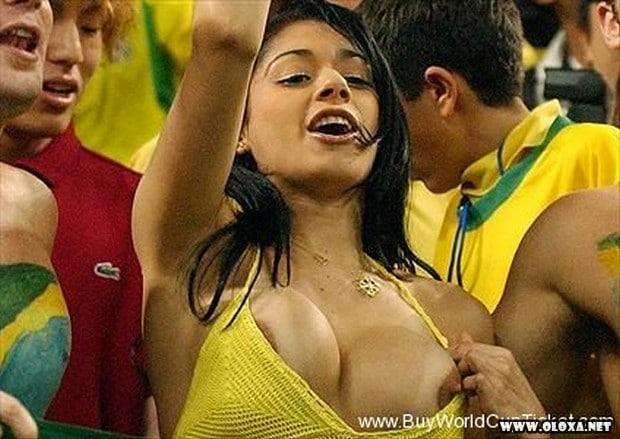gostosa se empolga e deixa seio a mostra na torcida brasileira (12)