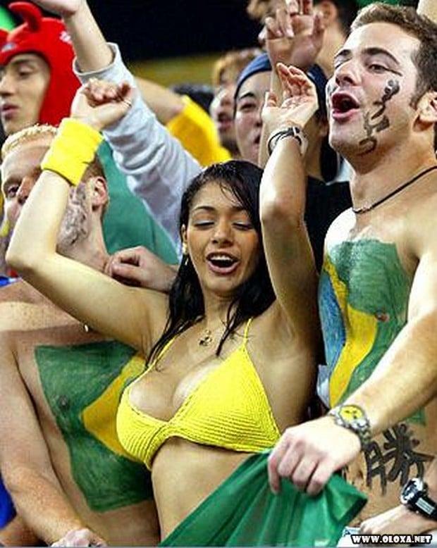 gostosa se empolga e deixa seio a mostra na torcida brasileira (13)