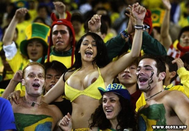 gostosa se empolga e deixa seio a mostra na torcida brasileira (14)