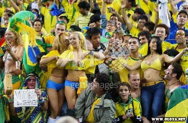 gostosa se empolga e deixa seio a mostra na torcida brasileira (17)