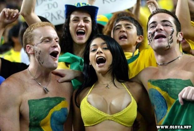 gostosa se empolga e deixa seio a mostra na torcida brasileira (18)
