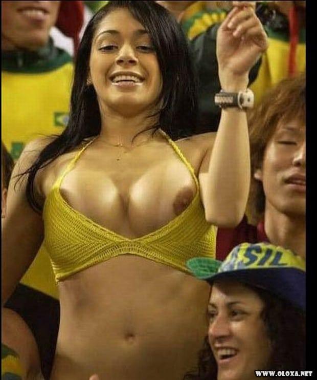 gostosa se empolga e deixa seio a mostra na torcida brasileira (19)