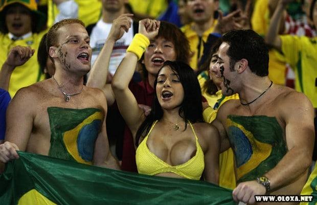 gostosa se empolga e deixa seio a mostra na torcida brasileira (20)