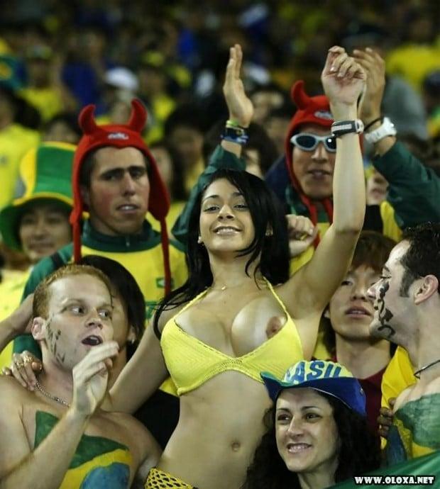 gostosa se empolga e deixa seio a mostra na torcida brasileira (3)
