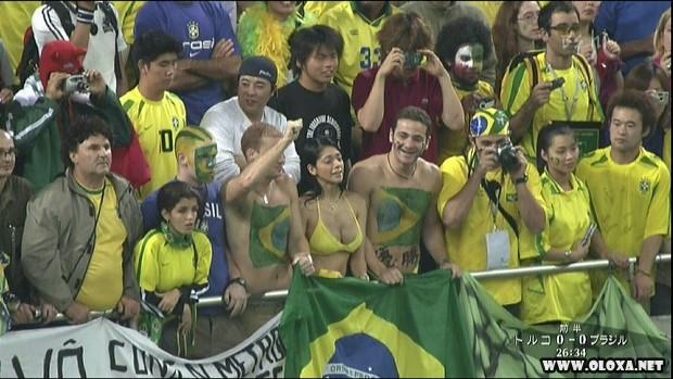 gostosa se empolga e deixa seio a mostra na torcida brasileira (7)