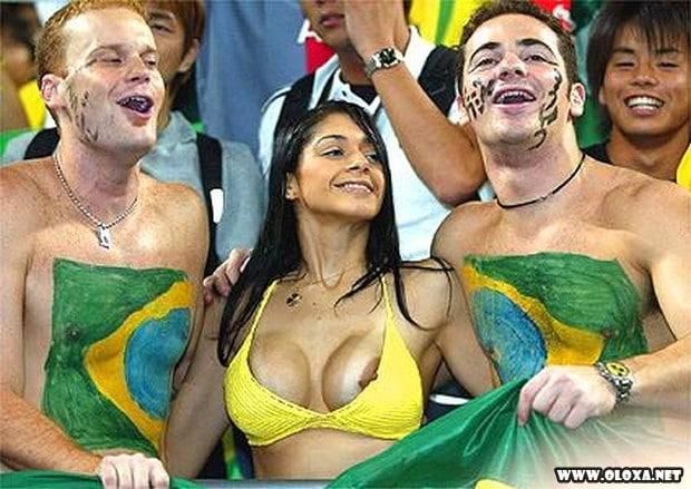 gostosa se empolga e deixa seio a mostra na torcida brasileira (8)